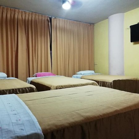Hospedaje Oasis チクラーヨ エクステリア 写真