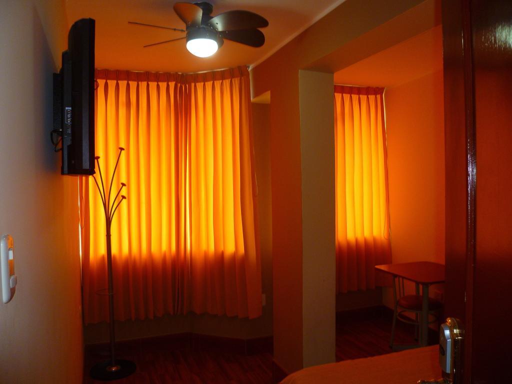 Hospedaje Oasis チクラーヨ エクステリア 写真