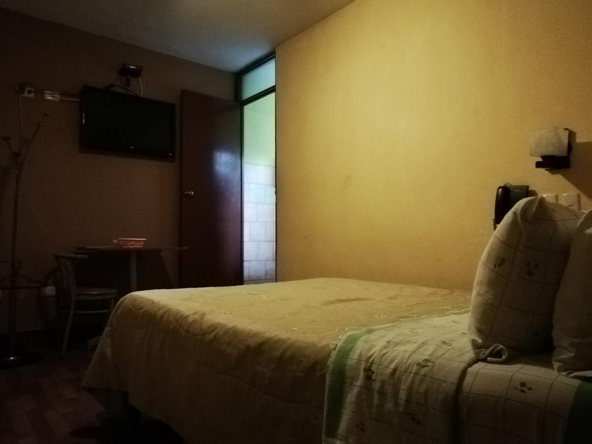 Hospedaje Oasis チクラーヨ エクステリア 写真